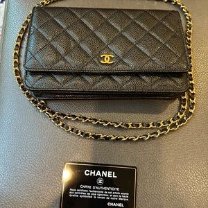Chanel wallet in chain, caviar classic with gold hardware,  in black color.